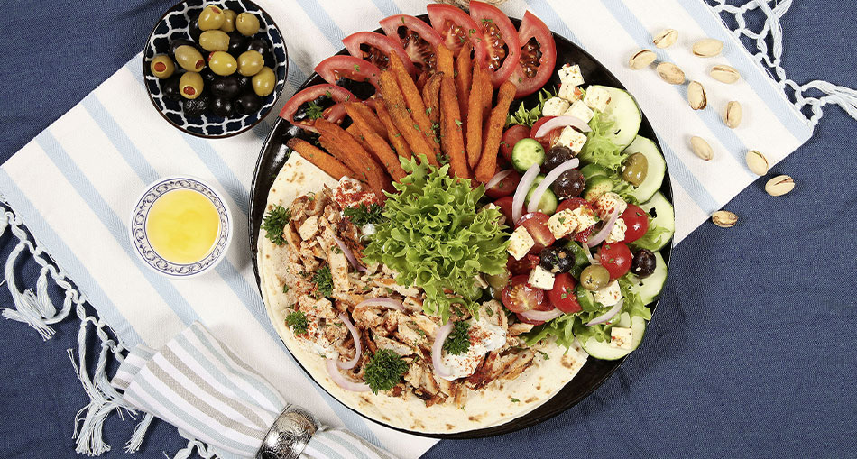 Assiette gyros avec frites de patate douce et salade grecque