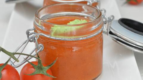 Soupe de tomates glacée et quenelles au basilic