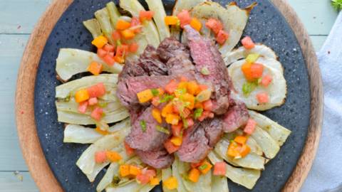 Steak de bœuf rib-eye, fenouil grillé et sauce à la pastèque et à l’abricot