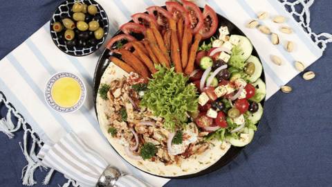 Assiette gyros avec frites de patate douce et salade grecque