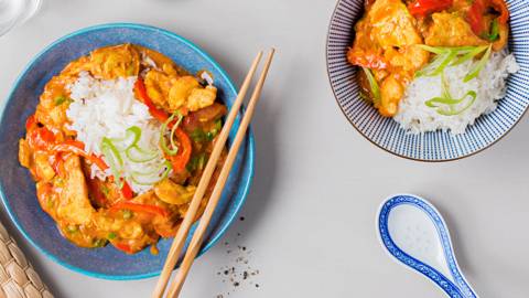Curry de poulet du Bengale avec citronnelle et riz basmati