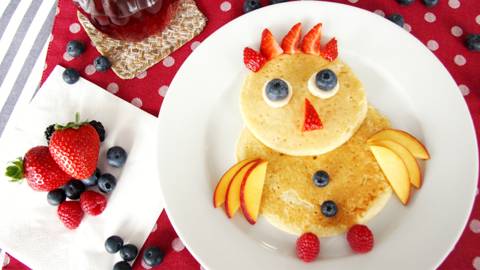Pancake en forme d'oiseau aux fruits frais