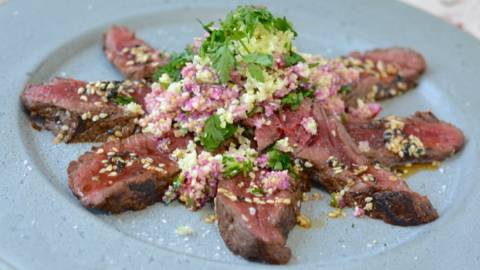 Tataki de cheval et sa sauce au sésame, couscous de chou-fleur