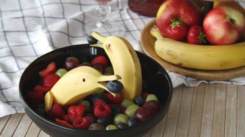 Dauphin en banane avec des fruits