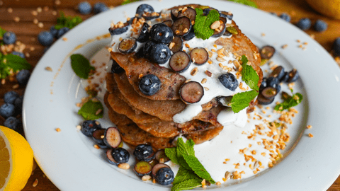 Pancakes superfoods végans au mélange de graines, citron et myrtilles