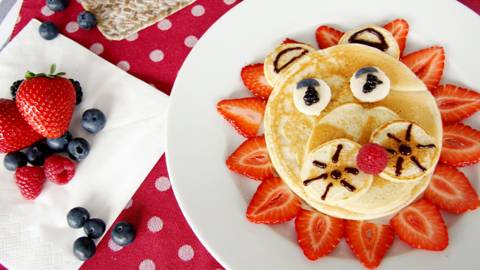 Pancake en forme de lion aux fruits frais