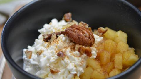 Petit-déjeuner vitalité «cottage cheese aux pommes et à la cannelle»