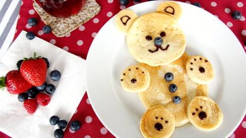 Pancake en forme d'ourson aux fruits frais