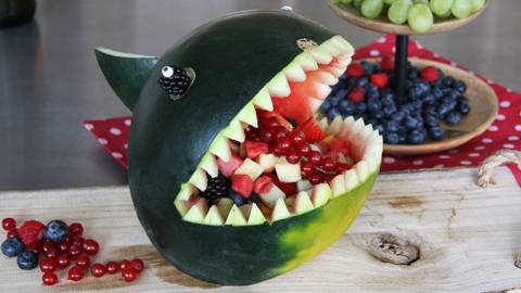 Requin en pastèque garni de salade de fruits