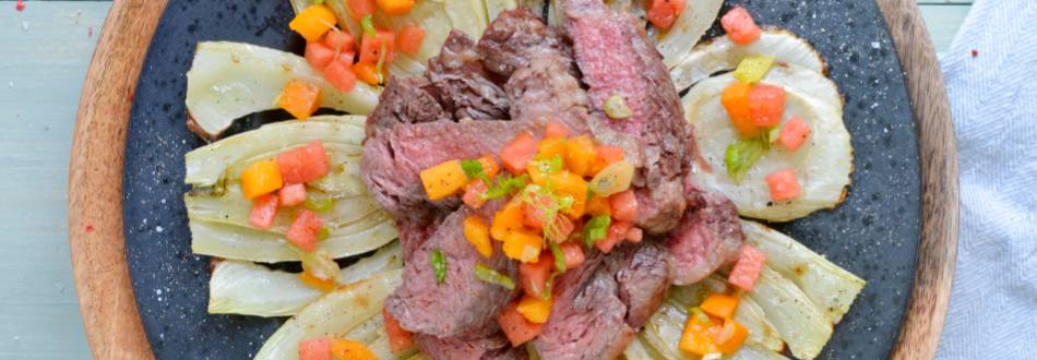 Steak de bœuf rib-eye, fenouil grillé et sauce à la pastèque et à l’abricot