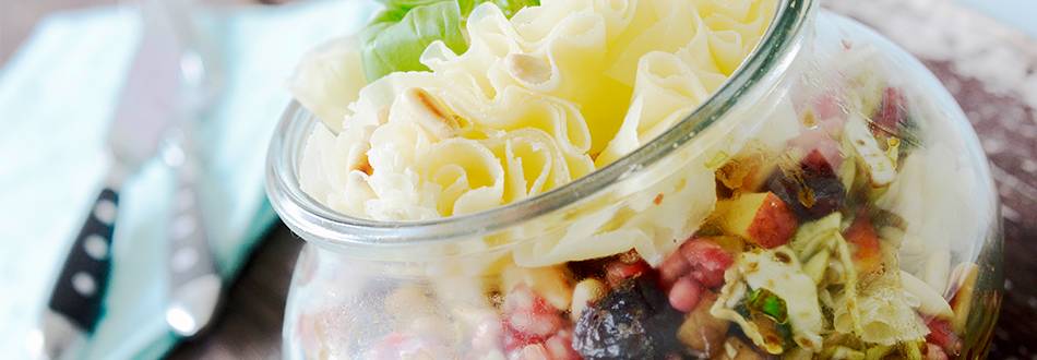 Salade de chou cabus blanc aux rosettes de Tête de moine en verrine