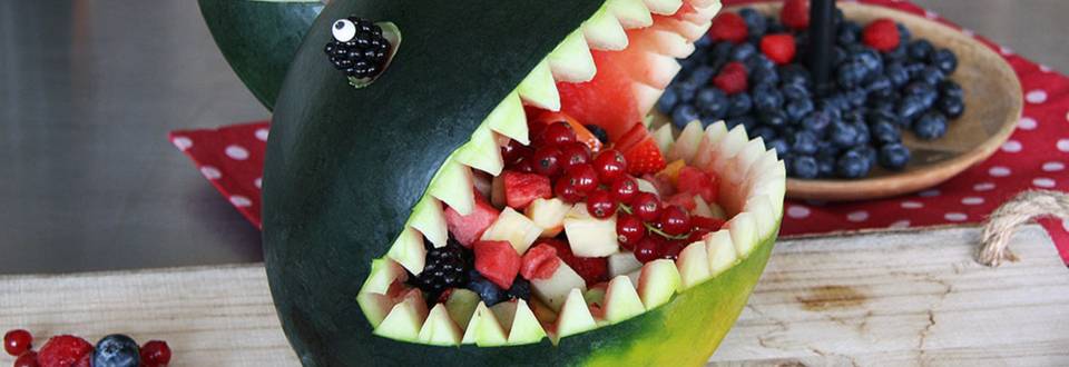 Requin en pastèque garni de salade de fruits