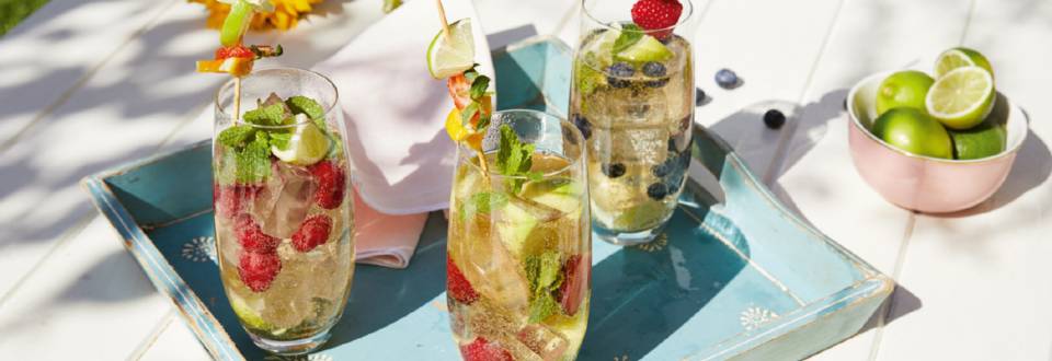 Cocktail estival à base de vin mousseux, citron vert, baies et menthe